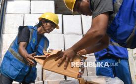 Buruh angkut merapikan barang bukti berupa rokok ilegal setelah gelar kasus penindakan rokok ilegal oleh Bea Cukai di Pelabuhan Tanjung Priok, Jakarta, Selasa (11/8/2026). Bea Cukai Tanjung Priok dan Direktorat Penindakan dan Penyidikan (P2) Bea Cukai menggagalkan pengiriman 8,96 juta batang rokok ilegal yang tidak dilengkapi pita cukai menggunakan dua kontainer dengan lalu lintas barang antarwilayah dan antarpulau di kawasan Pelabuhan Tanjung Priok. 