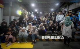 Sejumlah calon penumpang menunggu jadwal pemberangkatan kereta rel listrik (KRL) rute green line di Stasiun Tanah Abang, Jakarta, Senin (4/5/2026). Ratusan penumpang terdampak gangguan KRL akibat perjalanan rute Tanah Abang-Rangkasbitung atau Green Line mengalami gangguan karena masalah listrik aliran atas tersambar petir. 