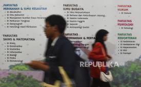 Pengunjung melintas di depan bannner program studi salah satu stan universitas pada Indonesia International Education and Training Expo (IIETE) 2024 di Jakarta Convention Center, Jakarta. (ilustrasi)
