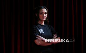 Pemeran film Pasukan 1000 Janda Atiqah Hasiholan saat berkunjung ke Republika, Jakarta, Senin (21/9/2026). Film produksi Manara Studios yang disutradarai oleh Archie Hekagery ini mengankat kisah nyata pejuang dan pahlawan nasional asal Aceh yakni Laksamana Malahayati beserta pasukan elit Inong Bale dalam melawan penjajah. Film kolosan bergenre historical fantasy action ini akan tayang perdana di bioskop pada tanggal 12 November 2026 mendatang.