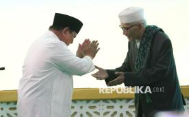 Presiden Prabowo Subianto (kiri) memberi salam kepada Rais Aam Pengurus Besar Nahdlatul Ulama (PBNU) KH Miftachul Akhyar (kanan) usai membuka secara resmi Muktamar Ke-35 Nahdlatul Ulama (NU) dengan ditandai menabuh bedug di Lapangan Untung Suropati Tambakberas, Kabupaten Jombang, Jawa Timur, Kamis (27/8/2026). Dalam pidatonya, Presiden Prabowo menyinggung sejarah panjang keterlibatan NU dalam perjuangan kemerdekaan Indonesia, nilai nasionalisme dan kecintaan terhadap Tanah Air yang diwariskan para pendiri NU telah tumbuh jauh sebelum Proklamasi Kemerdekaan 1945, Presiden juga mencontohkan lagu Syubbanul Wathon karya KH Abdul Wahab Chasbullah yang telah diciptakan belasan tahun sebelum Indonesia merdeka sebagai bukti kuatnya semangat kebangsaan dari kalangan ulama pesantren. 