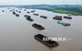 Sejumlah kapal tongkang memuat batu bara di Sungai Mahakam, Samarinda, Kalimantan Timur, Selasa (18/2/2025).