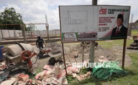 Seorang pekerja mengaduk adonan semen di lokasi pembangunan gerai fisik Koperasi Desa Merah Putih, Desa Tegowangi, Kabupaten Kediri, Jawa Timur, Selasa (13/1/2026). 