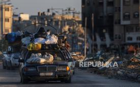Pengungsi Palestina pergi dengan membawa barang-barang mereka menyusul perintah evakuasi yang dikeluarkan oleh tentara Israel, di Rafah, Jalur Gaza selatan, Rabu (7/5/2024).