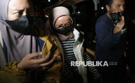 Istri Bupati Pemalang Anom Widiyantoro, Noor Faizah Maenofie (tengah), dikawal penyidik KPK saat tiba di Gedung Merah Putih KPK, Jakarta, Rabu (29/7/2026). KPK mengamankan Noor Faizah Maenofie, Bupati Pemalang Anom Widiyantoro, dan 10 orang lainnya setelah operasi tangkap tangan (OTT) terkait dugaan korupsi berbagai proyek dan jual beli jabatan di lingkungan Pemerintah Kabupaten Pemalang, Jawa Tengah. 