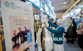 Pengunjung memilah produk UMKM saat acara BSI International Expo 2025 di Jakarta Convention Center (JCC), Jakarta, Kamis (26/6/2025). BSI International Expo 2025 yang digelar oleh Bank Syariah Indonesia bersama Danantara kali ini mengusung tema Engaging Indonesia in the Global Halal Industry yang menyajikan beragam pameran produk dari 330 pelaku UMKM binaan BSI, layanan haji umrah hingga pameran keuangan syariah.