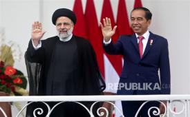 Presiden Iran Ebrahim Raisi (kiri), Presiden Indonesia Joko Widodo menyapa media setibanya di Istana Kepresidenan di Bogor, Selasa (23/5/2023). Raisi bertemu dengan presiden Indonesia dalam kunjungan resmi untuk mempererat hubungan kedua negara.