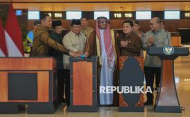 Presiden Republik Indonesia, Prabowo Subianto (ketiga kiri) didampingi Menteri BUMN Erick Thohir (kedua kanan), Menteri Agama Nasaruddin Umar (kedua kiri), Duta Besar Arab Saudi untuk Indonesia Faisal Bin Abdullah H. Amodi (tengah), Menko Bidang Infrastruktur dan Pembangunan Kewilayahan, Agus Harimurti Yudhoyono (kiri) dan Menteri Investasi dan Hilirisasi sekaligus CEO Danantara Rosan Roeslani (kanan) saat meresmikan Terminal Khusus Haji dan Umroh di Terminal 2F, Bandar Udara Internasional Soekarno Hatta, Tangerang, Banten, Ahad (4/5/2025). Terminal Khusus Haji dan Umroh tersebut menyediakan 10 konter imigrasi dengan jalur tersendiri bagi jamaah haji Indonesia yang akan berangkat ke tanah suci sehingga para jamaah haji tidak perlu mengantre di konter imigrasi setibanya di Arab Saudi. Selain itu terminal tersebut juga dapat menampung jamaah sebanyak 94 juta orang per tahun. Keberadaan Terminal Khusus Haji dan Umroh diharapkan mampu memberikan pelayanan terbaik bagi jamaah dengan sejumlah fasilitas ruang tunggu yang nyaman dan luas serta memiliki jalur khusus untuk proses imigrasi.