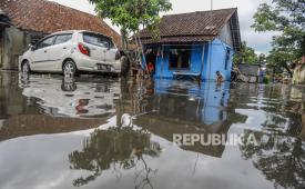 Warga duduk di dalam rumahnya saat banjir di Rangkasbitung, Lebak, Banten, Ahad (28/1/2024). Hujan deras yang terjadi di daerah itu mengakibatkan banjir di sejumlah titik di Rangkasbitung dengan ketinggian banjir mencapai 30 cm. 