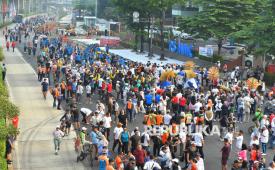 Sejumlah warga berolahraga saat Hari Bebas Kendaraan Bermotor (HBKB) perdana di Jalan HR Rasuna Said, Kuningan, Jakarta Selatan, Ahad (10/5/2026).