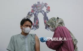 Warga melakukan penyuntikan vaksin influenza Flubio di Klinik Pratama Dermaga Raya, Jakarta, Selasa (6/1/2026). Kementerian Kesehatan mencatat terdapat 62 kasus influenza A (H3N2) subclade K atau superflu di Indonesia selama periode Agustus-Desember 2025 dengan mayoritas kasus terjadi pada perempuan dan anak-anak, sehingga masyarakat diimbau menerapkan perilaku hidup bersih dan sehat serta mendapatkan vaksinasi influenza tahunan. 