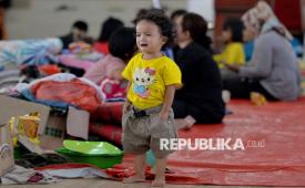 Anak pengungsi korban bencana banjir dan tanah longsor berada di Posko Pengungsian di GOR Pandan Tapanuli Tengah, Sumatera Utara, Jumat (5/12/2025). Hari kesepuluh bencana di Sumatera Utara, sebanyak 1.500 korban banjir dan longsor di Tapteng masih bertahan di Posko Pengungsian di GOR Pandan. Di antara pengungsi terdepan ibu hamil, bayi dan lansia, Sejumlah pengungsi mulai terserang flu dan penyakit kulit.