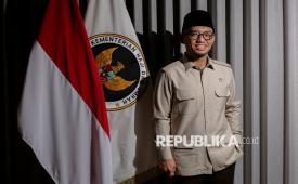 Wakil Menteri Haji dan Umrah (Wamenhaj) RI, Dahnil Anzar Simanjuntak berpose saat diwawancarai Republika di kantor Kementerian Haji dan Umrah, Jakarta, Rabu (8/7/2026).