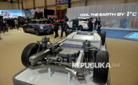 Pengunjung melihat teknologi baterai mobil listrik yang dipajang di pameran otomotif Gaikindo Jakarta Auto Week (GJAW) 2025 di ICE BSD, Tangerang, Banten, Jumat (21/11/2025). 