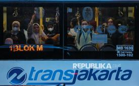 Penumpang menaiki bus Transjakarta di Halte Transjakarta Bundaran HI, Jakarta, Kamis (6/11/2025). Pemprov Jakarta telah menetapkan besaran upah minimum provinsi (UMP) 2026 menjadi Rp 5.729.876.
