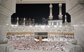 Jamaah haji dari berbagai negara melakukan Tawaf di Masjidil Haram, Makkah, Arab Saudi, Jumat (30/5/2025).