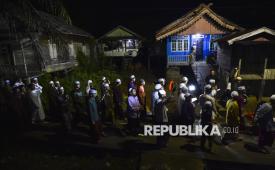 Sejumlah warga membacakan doa dan selawat saat mengikuti burdah keliling kampung di Arab Melayu, Pelayangan, Jambi, Senin (15/6/2026). Kegiatan yang diikuti seratusan warga dengan berjalan mengelilingi perkampungan tersebut bertujuan menolak bala dan menyambut menyambut masuknya Tahun Baru Islam 1 Muharram 1448 Hijriah. 