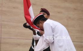 Seorang narapidana tindak pidana terorisme mencium bendera merah putih saat menjalani ikrar setia kepada Negara Kesatuan Republik Indonesia (NKRI) di Lapas Kelas IIA Kediri, Jawa Timur, Selasa (5/3/2024). Tiga orang narapidana terorisme Ahmad Sujono dan Hadi Santoso dari kelompok Jamaah Islamiyah (JI), serta Wahyudin dari kelompok jaringan Jamaah Asharul Daulah (JAD) berikrar setia kepada NKRI sekaligus berjanji mengikuti proses deradikalisasi di lapas. 