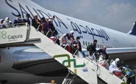Jamaah haji kelompok terbang (kloter) pertama debarkasi Palembang menuruni tangga pesawat setibanya di Bandara Sultan Mahmud Baddarudin (SMB) II Palembang, Sumatera Selatan, Ahad (23/6/2024). Sebanyak 450 jamaah haji asal Kabupaten Musi Banyuasin (Muba) dan Palembang kembali ke tanah air setelah menunaikan ibadah haji. 