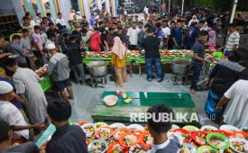 Warga antre mendapatkan hidangan buka puasa di Masjid Ridwanul Bahri Fasharkan Manokwari, Papua Barat, Rabu (25/2/2026). Pengelola masjid tersebut menyediakan sebanyak 500 porsi makanan serta takjil gratis bagi warga untuk berbuka puasa selama Ramadhan 1447 H. 
