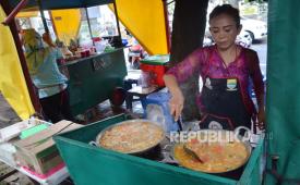 Aktivitas pedagang membuat aneka kuliner di kawasan Kuliner Halal Aman dan Sehat (KHAS) PKL Taman Valknet, Kota Bandung, Senin (12/12). Zona kuliner halal, aman, dan sehat diharapkan memberikan rasa amam kepada konsumen serta dapat menjadi destinasi wisata, dan dapat meningkatkan roda ekonomi pedagang kaki lima (PKL).