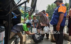 Pemudik tiba di Terminal Kampung Rambutan, Jakarta, Selasa (16/4/2024). Kemenhub sebut penumpang angkutan umum meningkat sedangkan kendaraan pribadi menurun.