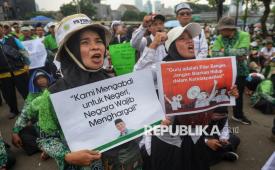 Sejumlah guru madrasah swasta melakukan aksi damai di depan Kompleks Parlemen, Senayan, Jakarta, Rabu (11/2/2026). Aksi yang diikuti guru madrasah swasta dari berbagai daerah tersebut menuntut DPR mendorong kebijakan yang menjamin tidak adanya diskriminasi terhadap guru madrasah swasta dalam berbagai aspek, termasuk kesejahteraan dan perlindungan profesi. Aksi damai ini menjadi momentum bersama untuk memperjuangkan keadilan, pengakuan, serta peningkatan kesejahteraan guru madrasah swasta di seluruh Indonesia.