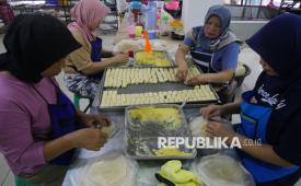 Aktivitas pengawai membuat kue Pia di Pabrik Pia Kawitan Jalan Raya Pangalengan, Kecamatan Pangalengan, Kabupaten Bandung, Kamis (16/10/2025). Kue pia merupakan salah satu kuliner unggulan khas Pangalengan yang diburu wisatawan sebagai oleh-oleh. Produksi Pia Kawitan tidak terlepas dari peran Kredit Usaha Rakyat (KUR) bank bjb.