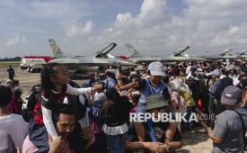 Warga melihat pesawat tempur F16 Fighting Falcon saat Open Base TNI AU di Bandara Hang Nadim, Batam, Kepulauan Riau, Ahad (2/8/2026). Kegiatan yang menghadirkan enam pesawat tempur F16 Fighting Falcon tersebut digelar untuk menyemarakkan HUT ke-81 RI sekaligus sarana edukasi gratis masyarakat. 