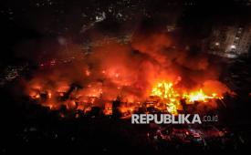 Kebakaran melanda permukiman di Jalan Kemayoran Gempol, Kebon Kosong, Kemayoran, Jakarta, Senin (1/6/2026). Sebanyak 33 unit mobil pemadam kebakaran beserta 100 personel dikerahkan untuk menangani kebakaran yang melanda permukiman padat penduduk tersebut. 
