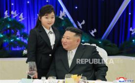  Sebuah foto yang dirilis oleh Kantor Berita Pusat Korea Utara (KCNA) resmi menunjukkan pemimpin Korea Utara Kim Jong-un (kanan), dan putrinya Kim Jue-ae (kiri) menghadiri perjamuan merayakan ulang tahun ke-75 berdirinya Tentara Rakyat Korea ( KPA) saat melakukan kunjungan ke penginapan Perwira Umum KPA di Pyongyang, Korea Utara, Selasa (7/2/2023). (diterbitkan Rabu (8/2/2023)). Korea Utara akan merayakan peringatan 75 tahun berdirinya KPA pada Rabu (8/2/2023).
