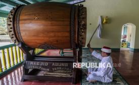 Seorang Bobato Akhirat (petugas masjid kesultanan) memukul bedug. (ilustrasi)