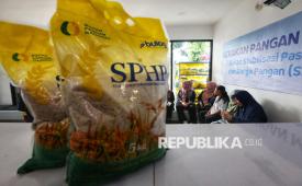 Warga mengantri untuk membeli beras program Stabilisasi Pasokan dan Harga Pangan (SPHP) saat kegiatan Gerakan Pangan Murah di Kantor Pos Fatmawati, Jakarta, Jumat (18/7/2025). Pemerintah mulai menyalurkan beras SPHP sebanyak 1,3 juta ton untuk meredam gejolak kenaikan harga pangan di tengah masyarakat. Pendistribusian sebanyak 1,3 juta ton beras SPHP tersebut dilakukan selama periode Juli hingga Desember 2025. Untuk harga beras SPHP tersebut dibanderol dengan harga Rp62.500 untuk kemasan 5 kg, Warga yang datang hanya boleh membeli maksimal 10 kg atau 2 kemasan beras SPHP per transaksi.