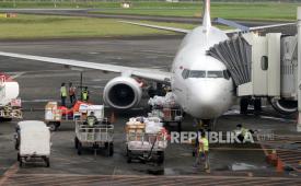 Kru penerbangan melakukan aktifitas bongkar muat kargo di Bandara Internasional Sam Ratulangi, Manado, Sulawesi Utara, Rabu (3/11/2021). Bandara Samrat akan kembali dibuka Ahad (5/5/2024) pukul 10.00.