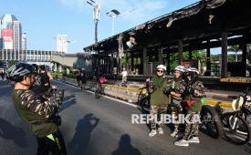 Warga berfoto saat Hari Bebas Kendaraan Bermotor (HBKB) di depan Halte Polda Metro Jaya yang hangus terbakar di Jalan Jenderal Sudirman, Jakarta, Ahad (31/8/2025). Gubernur DKI Jakarta Pramono Anung Wibowo menyebutkan kegiatan Car Free Day (CFD) atau HBKB di Jakarta tetap diadakan pasca eskalasi unjuk rasa sebagai upaya menunjukkan bahwa Jakarta merupakan kota yang aman.