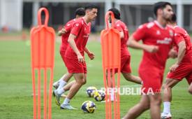Kapten Timnas Sepak Bola Indonesia Jay Idzes (kiri) bersama rekan-rekannya mengikuti latihan jelang laga FIFA Series di Stadion Madya, Senayan, Jakarta, Ahad (29/3/2026). Latihan tersebut sebagai persiapan jelang final FIFA Series melawan Bulgaria yang berlangsung pada Senin (30/3) di Stadion Utama Gelora Bung Karno. 