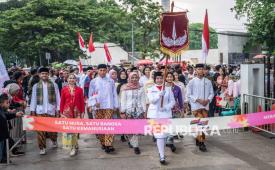 Sejumlah peserta berjalan mengikuti Tapak Tilas menyongsong 100 tahun Sumpah Pemuda pada rangkaian kegiatan Merah Muda Fest 2026 di Lapangan Banteng, Jakarta, Ahad (25/10/2026). Kegiatan yang mengangkat tema Satu Nusa, Satu Bangsa, Satu Kemanusiaan untuk memperingati Hari Sumpah Pemuda ke-98 itu menjadi ruang bagi generasi muda untuk mengekspresikan kreativitas, memperkuat semangat kebangsaan serta berkolaborasi dalam menghadapi tantangan Indonesia di masa depan. 