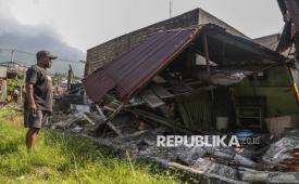 Warga mengamati rumah rusak terdampak gempa magnitudo 7,6 di Kelurahan Gambersi, Ternate, Maluku Utara, Kamis (2/4/2026). Gempa bumi yang terjadi pukul 06.48 WIT tersebut berlokasi di koordinat 1.21 lintang utara dan 126.25 bujur timur pada kedalaman 18 km di perairan Bitung, Sulawesi Utara dan Maluku Utara tersebut mengakibatkan bangunan rumah warga di Kelurahan Gambesi Ternate mengalami kerusakan ringan. 