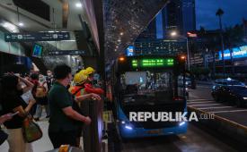 Penumpang menaiki bus Transjakarta di Halte Transjakarta Bundaran HI, Jakarta. Pemerintah Provinsi (Pemprov) DKI Jakarta akan menaikkan tarif Transjakarta, termasuk Transjabodetabek, pada 1 Januari 2027. 