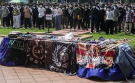 Sejumlah pelajar mengikuti apel pengarahan di Balai Kota Jakarta, Rabu (3/4/2024). Pemerintah Provinsi Jakarta dan Polda Metro Jaya menggelar apel pengarahan kepada anak-anak yang diamankan saat melakukan konvoi sambil membawa bendera dan petasan, serta diduga berniat melakukan tawuran antarkelompok.