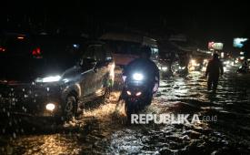 Pengendara menerobos banjir di Sedayu, Bantul, DI Yogyakarta.  Badan Penanggulangan Bencana Daerah (BPBD) Kota Yogyakarta melakukan uji coba sembilan perangkat baru Early Warning System (EWS) atau sis