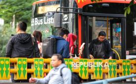 Sejumlah pekerja bersiap turun dari bus Transjakarta di Kawasan Jalan Jenderal Sudirman, Jakarta, Rabu (6/8/2025). Pertumbuhan ekonomi Indonesia pada kuartal II 2025 tumbuh tinggi. Badan Pusat Statistik (BPS) mencatat pertumbuhan ekonomi kuartal II 2025 sebesar 5,12% secara tahunan (year on year/yoy). pertumbuhan ini sedikit lebih tinggi dari pada kuartal I 2025, yakni 4,87%. Pertumbuhan ini berada di atas rata-rata,angka psikologi RI, 5%. Pertumbuhan ini mengguguli negara-negara tetangga seperti Malaysia, Singapura dan Thailand.