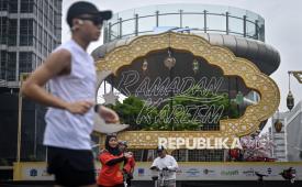 Sejumlah warga berolahraga saat berlangsungnya Hari Bebas Kendaraan Bermotor (HBKB) atau car free day (CFD) di kawasan Bundaran HI, Jakarta, Ahad (22/2/2026). Pemerintah Provinsi DKI Jakarta memastikan kegiatan CFD akan tetap dilaksanakan selama bulan Ramadhan 2026. 
