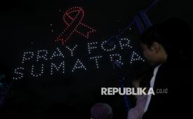 Warga menikmati sajian atraksi drone video mapping dalam Jakarta Light Festival 2025 di kawasan Kota Tua, Jakarta, Selasa (30/12/2025). Festival yang menyajikan berbagai instalasi seni cahaya interaktif, pertunjukan video mapping pada bangunan Gedung Fatahillah dan atraksi drone video mapping itu berlangsung hingga 31 Desember 2025 yang digelar dalam rangka memeriahkan perayaan malam Tahun Baru 2026. 