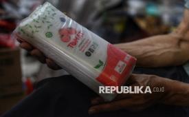 Pedagang menunjukkan kantong plastik di salah satu toko plastik di kawasan Pasar Minggu, Jakarta, Kamis (2/4/2026). Harga berbagai produk berbahan plastik mengalami kenaikan di sejumlah daerah dengan lonjakan yang cukup tinggi. Menurut pedagang, kenaikan harga mencapai hingga 80 persen, dengan rata-rata kenaikan berkisar antara Rp8.000 hingga Rp10.000. Sebagai contoh, harga kantong kresek ukuran 24 naik dari Rp13.000 menjadi Rp20.000 per pak. Kenaikan tersebut terjadi secara bertahap dalam tiga minggu terakhir. Penyebab utamanya adalah gangguan pasokan bahan baku dari Timur Tengah akibat konflik, yang menghambat impor nafta yang merupakan produk turunan minyak bumi.
