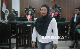 Terdakwa Brigadir Rizka Sintiani meninggalkan ruangan saat jeda sidang putusan kasus pembunuhan Brigadir Esco Faska Rely di Pengadilan Negeri Mataram, Nusa Tenggara Barat, Jumat (19/6/2026). Majelis hakim menjatuhkan pidana hukuman 10 tahun penjara terhadap anggota Polres Lombok Barat tersebut karena terbukti melakukan kekerasan fisik dalam lingkup rumah tangga yang mengakibatkan suaminya yaitu Brigadir Esco meninggal dunia. 