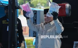Presiden Prabowo Subianto menunjukan barang bukti narkoba sebelum dimusnahkan di Lapangan Bhayangkara, Mabes Polri, Jakarta Selatan, Rabu (29/10/2025).