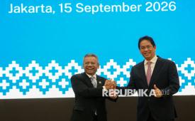 Menteri Keuangan Periode 2025-2026 Purbaya Yudhi Sadewa (kanan) bersama Menteri Keuangan Suahasil Nazara (kiri) berfoto bersama usai upacara serah terima jabatan di Gedung Kementerian Keuangan, Jakarta, Selasa (15/9/2026). 