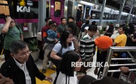 Penumpang keluar dari gerbong kereta api Tegal Bahari tujuan Jakarta saat terjadi gangguan di Stasiun Prujakan Cirebon, Jawa Barat, Jumat (1/8/2025). Gangguan perjalanan tersebut akibat anjloknya KA Argo Bromo Anggrek rute Surabaya Pasar Turi – Gambir di Pegaden Baru, Subang Jawa Barat yang juga berdampak pada sejumlah kereta yang melaju di jalur timur menuju barat. 