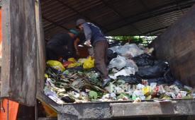 Petugas memilah sampah saat kunjungan Pj Wali Kota Bandung A Koswara di tempat pembuangan sampah sementara (TPS) Pasar Sederhana, Kota Bandung, Selasa (15/10/2024). Pemda Kota Bandung akan mengintegrasikan tugas Satgas dengan pengelolaan sampah secara lebih komprehensif. Sistem pengangkutan akan dibedakan antara sampah organik dan anorganik, dengan tagline 